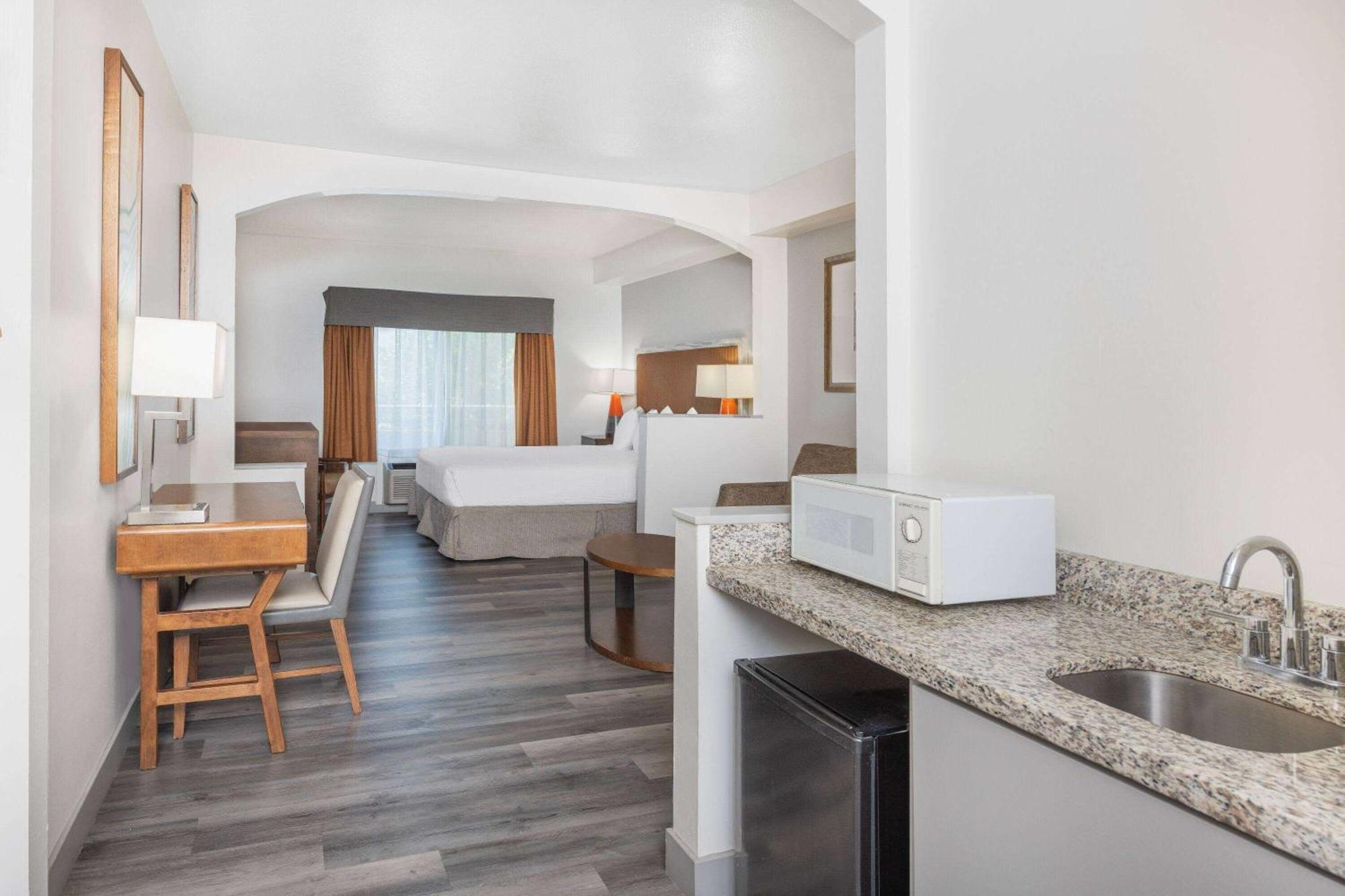 Hotel Ramada By Wyndham Bakersfield Exterior foto