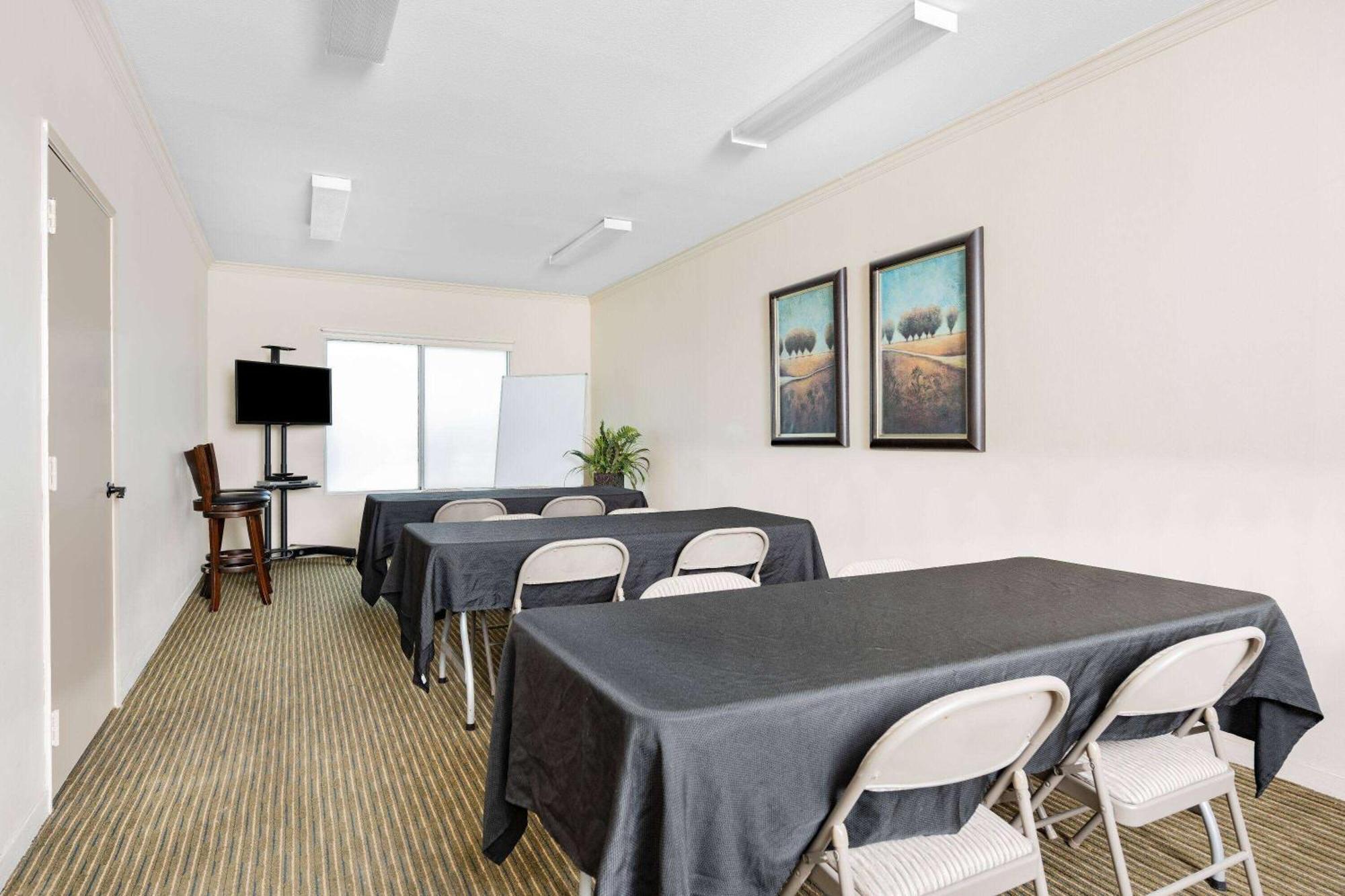 Hotel Ramada By Wyndham Bakersfield Exterior foto