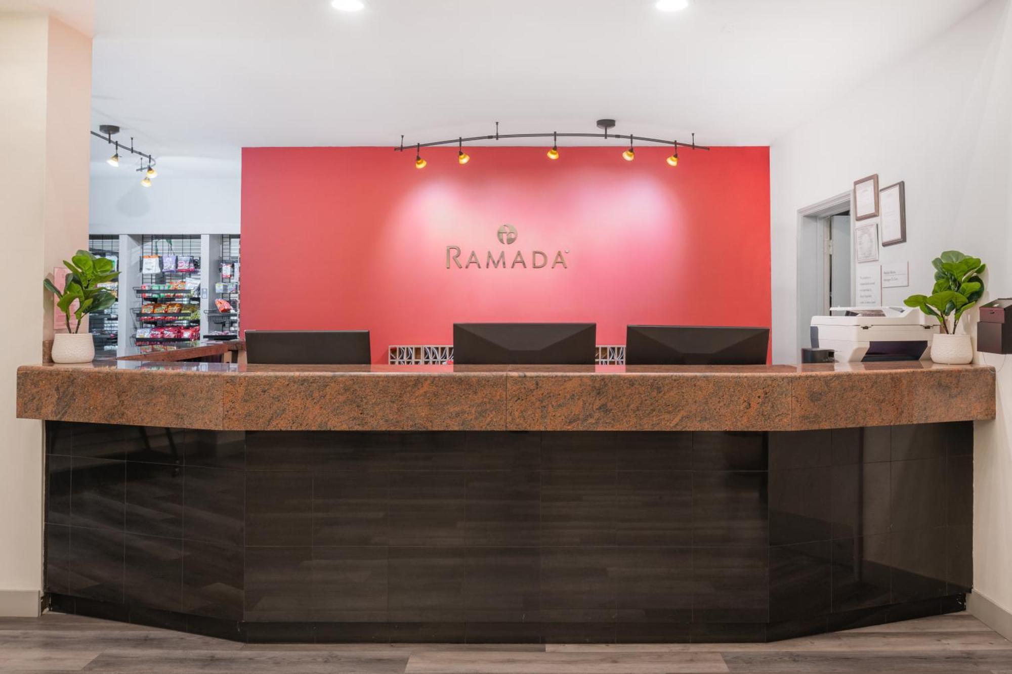 Hotel Ramada By Wyndham Bakersfield Exterior foto