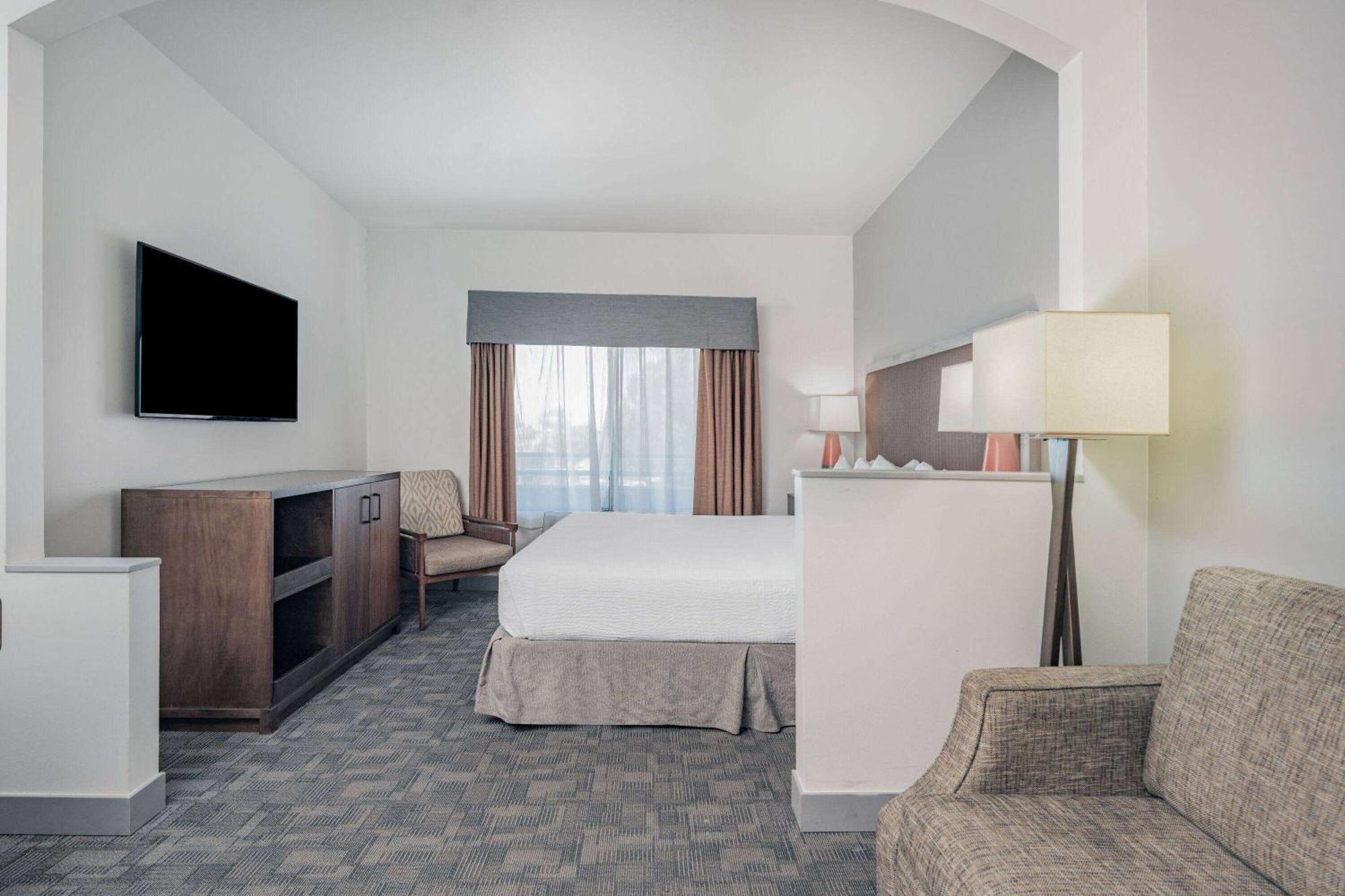 Hotel Ramada By Wyndham Bakersfield Exterior foto