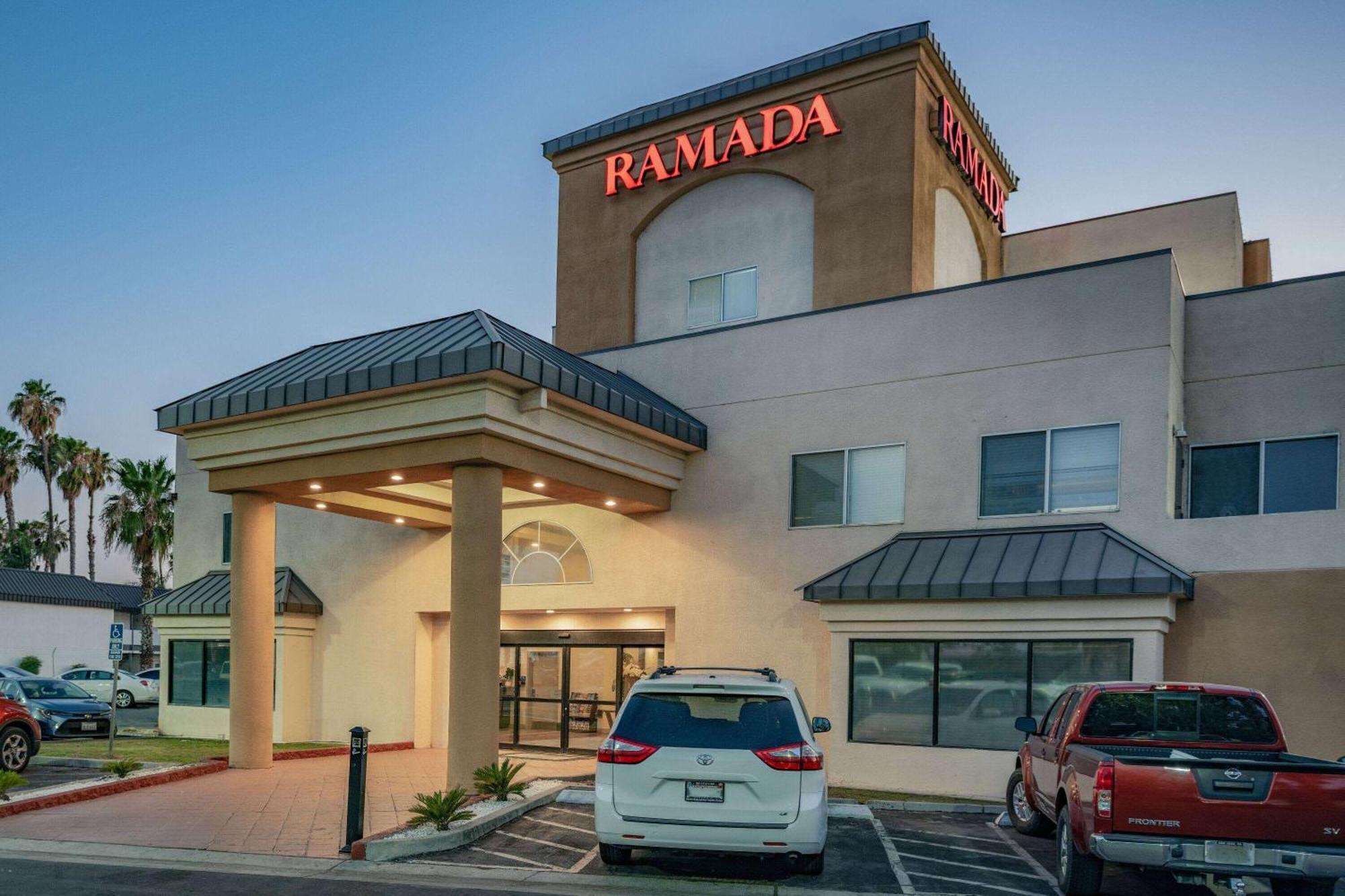 Hotel Ramada By Wyndham Bakersfield Exterior foto