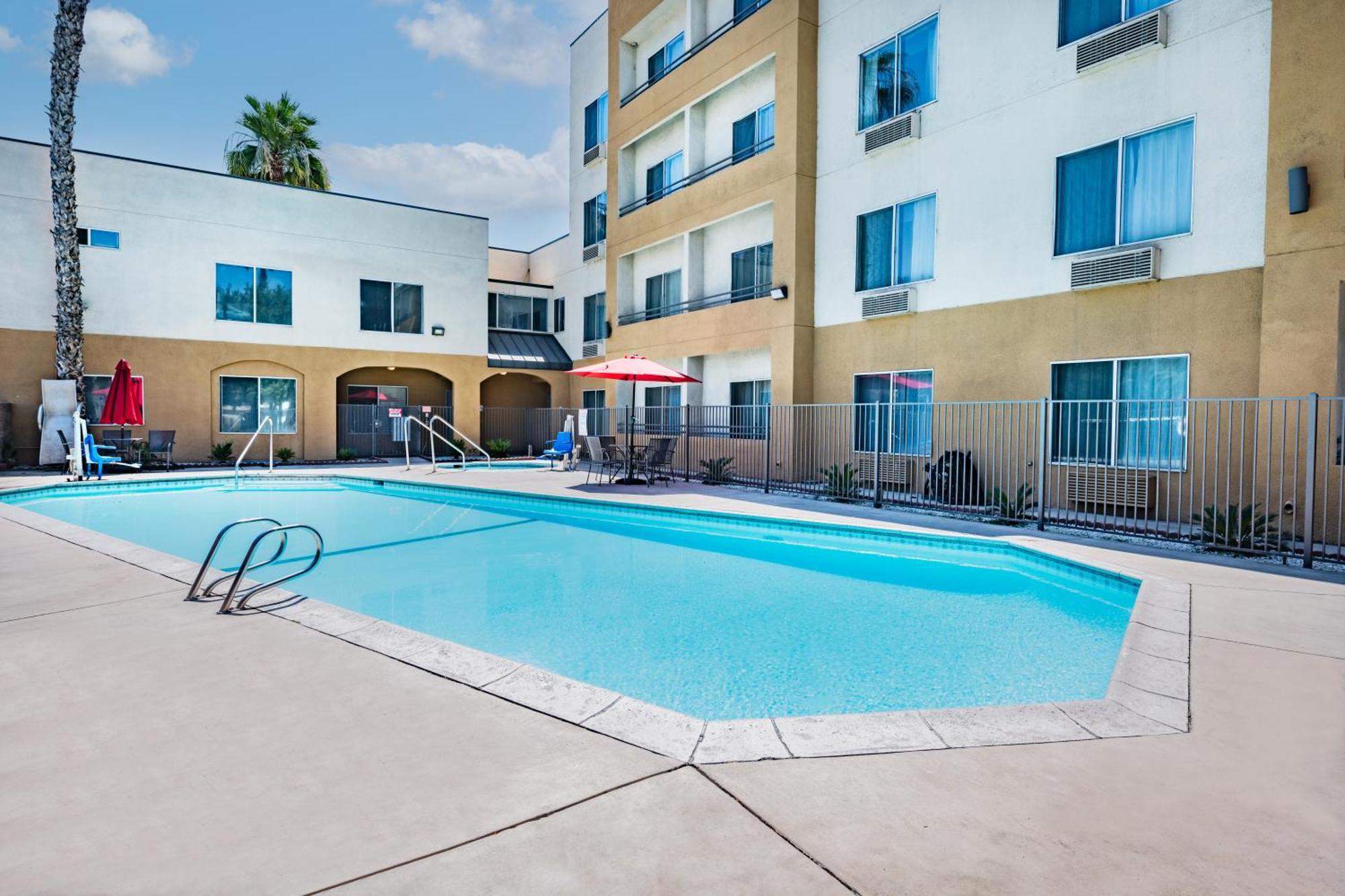 Hotel Ramada By Wyndham Bakersfield Exterior foto